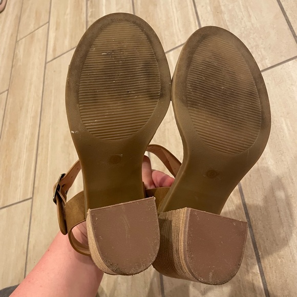 Like new tan heels - Picture 5 of 7